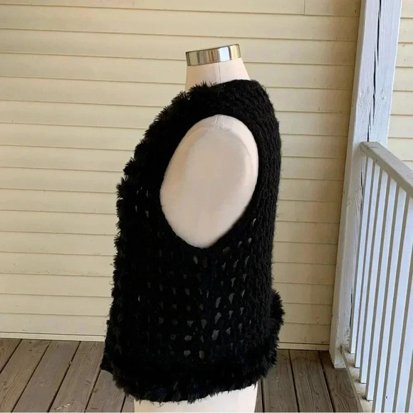 Chicos 1 Wool Blend Crochet Sweater Vest Faux Fur Trim Medium Open Weave Black - Picture 7 of 7